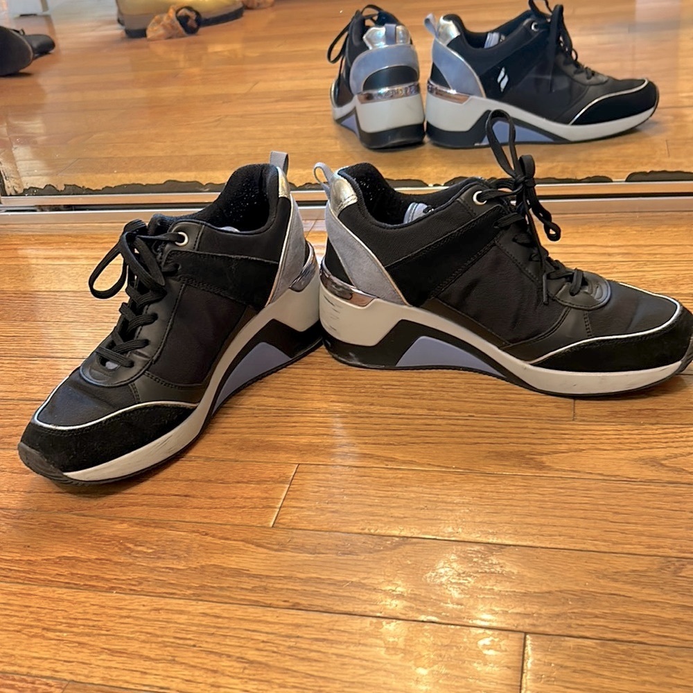Skechers Street Los Angeles Size 8 w/ 2 1/2” wedge. Blue/blk Some scratches.
